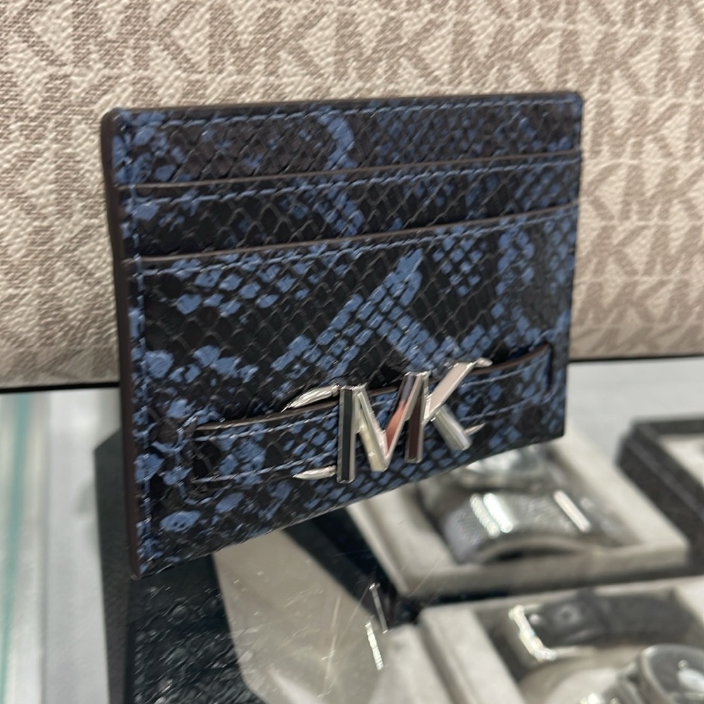 MICHAEL KORS
Reed Large Snakeskin Python Pattern Card Holder Case
Denim
NWT - Picture 2 of 16